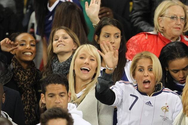Spielerfrauen FRA - hi.v.li.: Charlene Suric (Freundin von Gael Clichy), Jude Cisse (Ehefrau von Djibril Cisse), Ludivine Sagna (Ehefrau von Bakary Sagna) und Nadege Gallas (Ehefrau von William Gallas) - vorn v.li.: SANDRA EVRA (Frau von Patrice Evra) und Wahiba Ribery (Ehefrau von Franck Ribery (alle Frankreich) EdLEMAISTRE  Cape Town