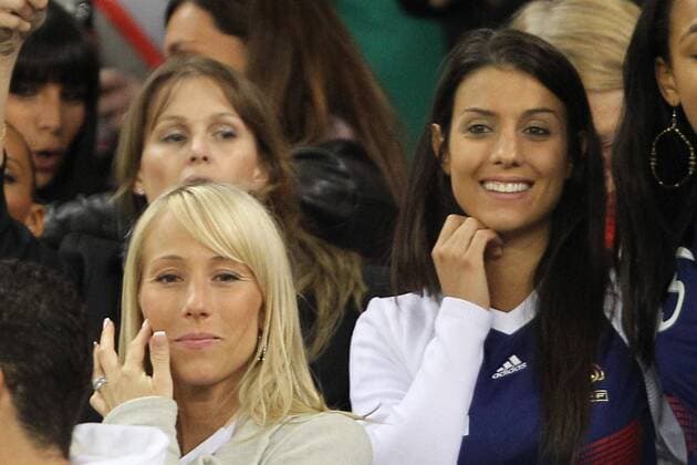 Spielerfrauen FRA - hi.v.li.: Jude Cisse (Ehefrau von Djibril Cisse), Ludivine Sagna (Ehefrau von Bakary Sagna) - vorn v.li.: SANDRA EVRA (Ehefrau von Patrice Evra) EdLEMAISTRE  Cape Town
