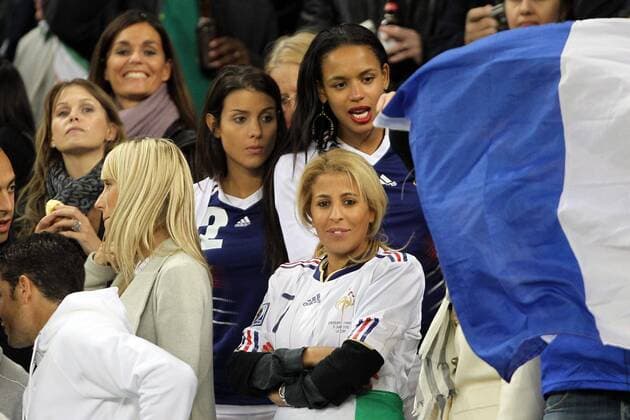 Spielerfrauen FRA - hi.v.li.: Jude Cisse (Ehefrau von Djibril Cisse), Ludivine Sagna (Ehefrau von Bakary Sagna) und Nadege Gallas (Ehefrau von William Gallas) - vorn v.li.: SANDRA EVRA (Frau von Patrice Evra) und Wahiba Ribery (Ehefrau von Franck Ribery (alle Frankreich) EdLEMAISTRE  Cape Town