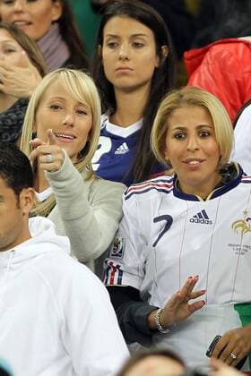 Spielerfrauen FRA - SANDRA EVRA (Ehefrau von Patrice Evra, li.) und Wahiba Ribery (Ehefrau von Franck Ribery) EdLEMAISTRE  Cape Town