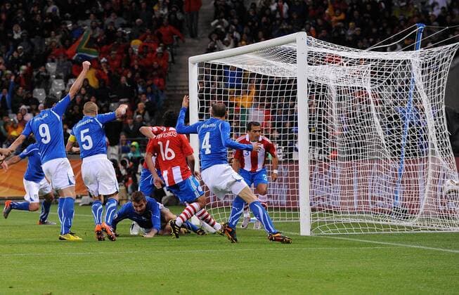 FUSSBALL WM 2010 VORRUNDE Gruppe F 14.06.2010 Italien - Paraguay, TOR zum 1:1 von Daniele DE ROSSI (unten am Boden, Italien) gegen Cristian RIVEROS (Paraguay) und Claudio MOREL (Paraguay, R) Cape Town