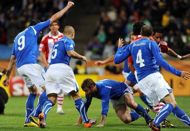 Daniele De Rossi s (down) celebration for his 1-1 s goal scored for Italy ---- Italy (blue) vs Paraguay (red white) - World Cup 2010, Cape Town, 14 06 2010 giorgioxperottino Cape Town