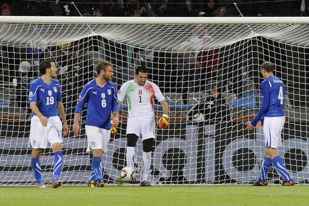 Cape Town - WM 2010 - Italien (blau) - Paraguay (rot) - Italien enttäuscht, v.li.. Gianluca Zambrotta, Daniele de Rossi, Gianluigi Buffon und Giorgio Chiellini  Cape Town