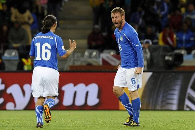 Cape Town - WM 2010 - Italien (blau) - Paraguay (rot) - Daniele De Rossi (re.) und Mauro Camoranesi (beide Italien) jubeln  o0 Jubel, Freude