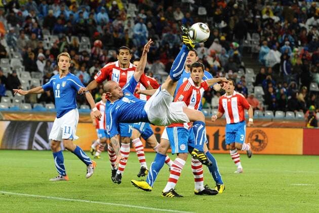 Cape Town - WM 2010 - Italien (blau) - Paraguay (rot) - Simone Pepe (Italien, vorn) 