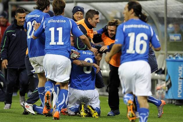 Cape Town - WM 2010 - Italien (blau) - Paraguay (rot) - Torjubel Italien, v.li.: Riccardo Montolivo, Alberto Gilardino, Daniele De Rossi (unt), Salvatore Bocchetti und Andrea Pirlo 