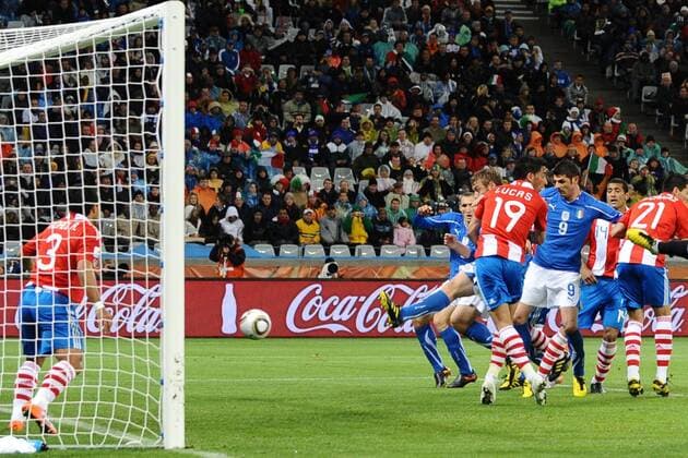 Cape Town - WM 2010 - Italien (blau) - Paraguay (rot) - Daniele De Rossi (Italien, Mitte) erzielt das 1:1  o0 Tor