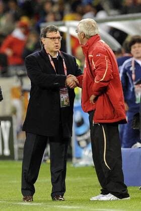 Cape Town - WM 2010 - Italien - Paraguay - Nationaltrainer Marcello Lippi (Italien, re.) und Nationaltrainer Gerardo Tata Martino (Paraguay)  o0 Trainer