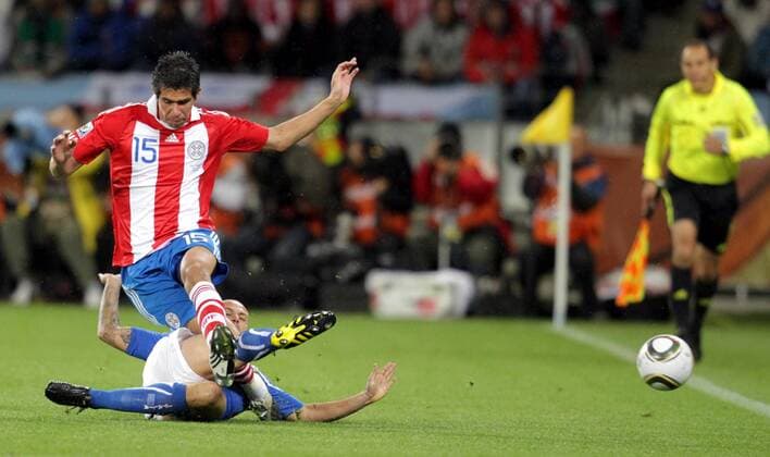 Victor Caceres of Paraguay (top) breaks through Simone Pepe (Italy) during the Group F first round match against Italy at 2010 FIFA World Cup at Green Point stadium in Cape Town  o0 Kampf