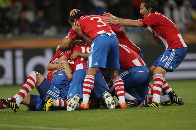 Players of Paraguay celebrate the goal during the Group F first round match against Italy at 2010 FIFA World Cup at Green Point stadium in Cape Town  o0 Jubel, Freude