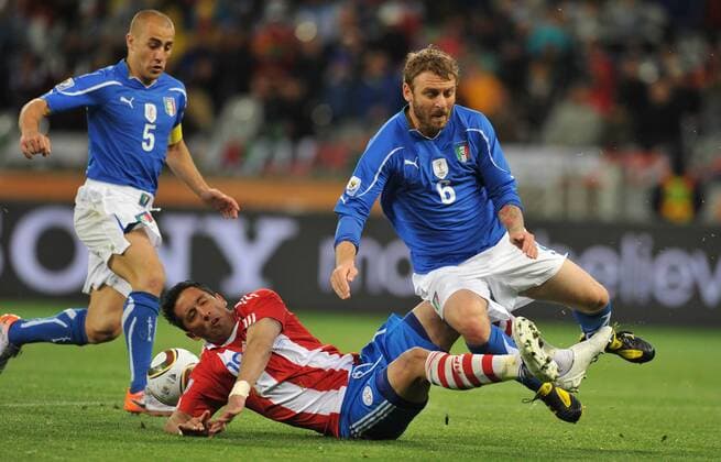 Daniele De Rossi of Italy (R) vies with Lucas Barrios of Paraguay during their Group F first round match at 2010 FIFA World Cup at Green Point stadium in Cape Town, South Africa, on June 14, 2010.The match ended with 1-1 tie. (Xinhua Yang Lei) (dl) SOUTH AFRICA-CAPE TOWN-2010 FIFA WORLD CUP-ITALY VS PARAGUAY 