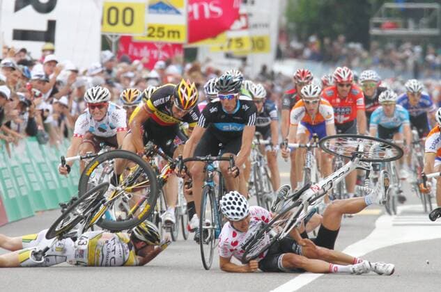 Tour de Suisse 4. Etappe Schwarzenburg - Wettingen. Sturz vor dem Ziel Heinrich Haussler (Deutschland Cervelo, re. unten), Tom Boonen (Belgien Quick Step, 3.v.re.), Mark Cavendish (Großbritannien HTC Columbia, li. unten) 15.Juni 2010 o0 Totale Maßensturz 