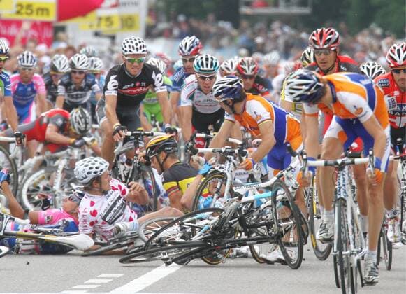 Tour de Suisse 4. Etappe Schwarzenburg - Wettingen. Sturz vor dem Ziel, v.li. am Boden: Simon Spilak (SLO Team Lampre), Heinrich Haussler (GER Team Cervelo Test.), Tom Boonen (BEL Quick Step), Oscar Freire (ESP Rabobank) 15.Juni 2010 o0 Totale 