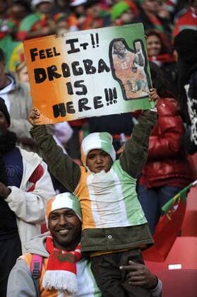 Junger Fan von Didier Drogba, Elfenbeinküste, hält ein Transparent in die Höhe . o0 Fan, Zuschauer Kind Plakat, Fanplakat, Fanplakate, Transparent Idol Fanidol Vater Sohn Fanfamilie