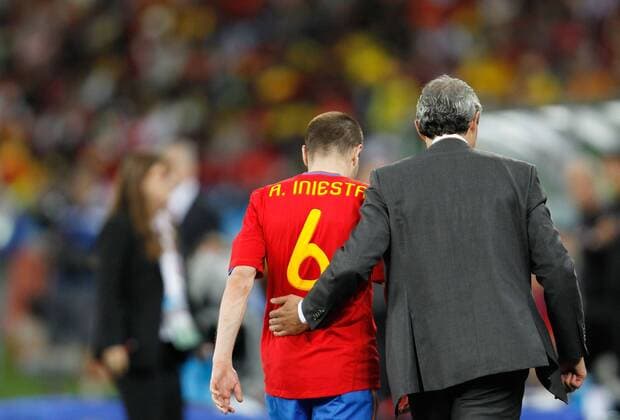 Andres Iniesta (L) of Spain walks off the pitch, Spain (red) - Switzerland (white)  o0 Enttäuschung Abgang