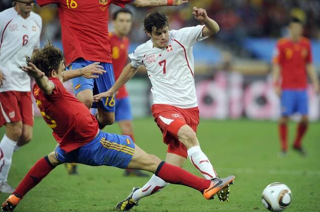 Tranquillo BARNETTA (SUI, R) ,Aktion,Zweikampf gegen Carles PUYOL (ESP). Spanien (ESP) - Schweiz (SUI). Vorrunde, Gruppe H