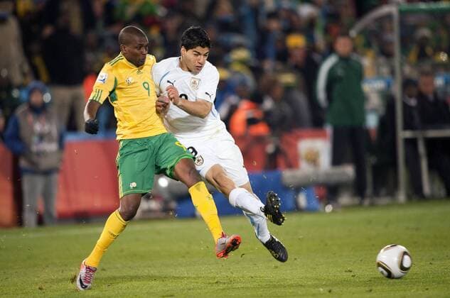 Katlego Mphela (RSA), Luis Suarez (URU), JUNE 16, 2010 - Football : FIFA World Cup South Africa Group A match between South Africa (yellow) vs. Uruguay (white) 0:3 at Loftus Versfeld Stadium in Pretoria, South Africa.  (011901) Tshwane