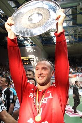 THIERRY OMEYER - THW Kiel ist Deutscher Meister 2010 o0 Jubel Freude Medaille Meisterschale