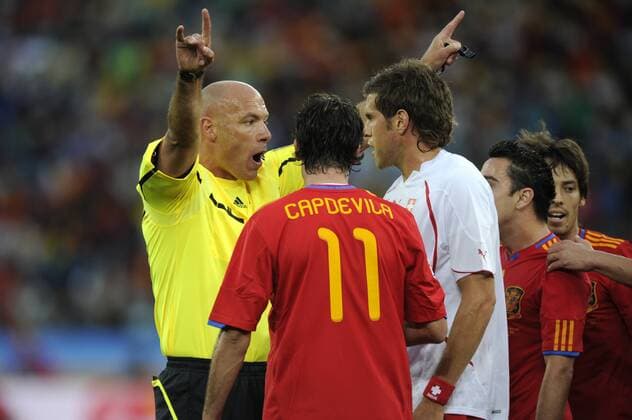 Schiedsrichter Howard WEBB, England, links, ermahnt Joan CAPDEVILA (Miitte, ESP) und Benjamin HUGGEL, SUI, Ermahnung, gestikuliert, Spanien (ESP) - Schweiz (SUI) 0:1. Vorrunde, Gruppe H, FIFA Weltmeisterschaft 2010