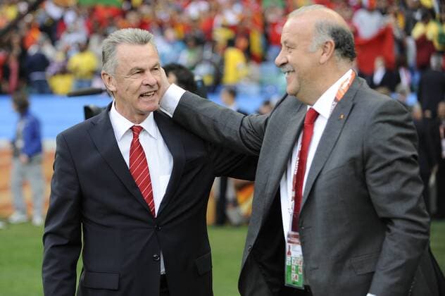 Ottmar HITZFELD, li, Trainer SUI begrüßt Vicente Del BOSQUE (ESP), Trainer, Umarmung, Spanien (ESP) - Schweiz (SUI) 0:1. Vorrunde, Gruppe H, FIFA Weltmeisterschaft 2010 o0 Nationaltrainer, Harmonie,