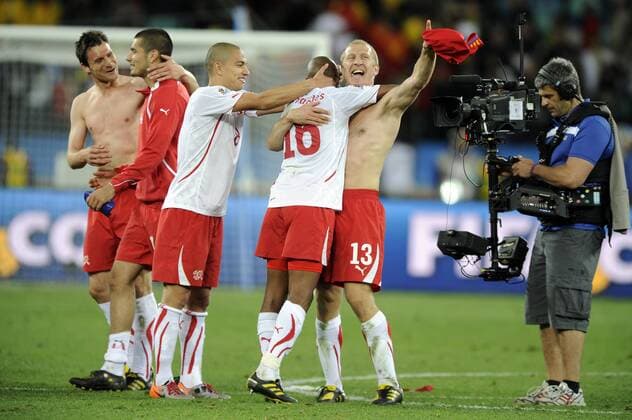 Schlussjubel Schweiz mit von links, Mario Eggimann, Eren Derdiyok, Gökhan INLER, Torschütze Gelson FERNANDES und Stephane GRICHTING, Jubel, Spanien (ESP) - Schweiz (SUI) 0:1. Vorrunde, Gruppe H, FIFA Weltmeisterschaft 2010 o0 Jubel, Freude