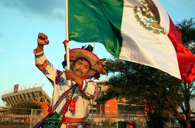 Mexiko Fan.  o0 Tracht landestypisch typisch Sombrero Kopfbedeckung Zuschauer Objekte Fahne Landesfahne