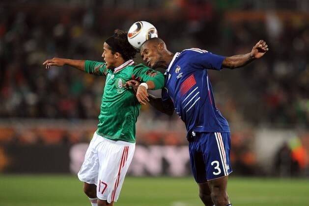 17.06.2010, Polokwane - FIFA Weltmeisterschaft 2010 - Frankreich (blau) vs Mexiko (grün) 0:2 --- Eric ABIDAL (R) - Giovani DOS SANTOS --- AnthonyBibardxFEP 
