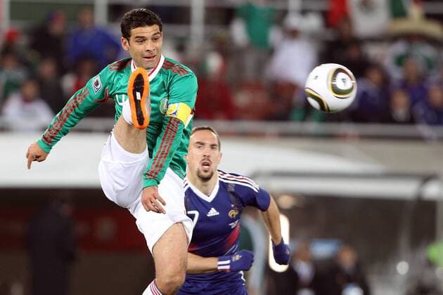 17.06.2010, Polokwane - FIFA Weltmeisterschaft 2010 - Frankreich (blau) vs Mexiko (grün) 0:2 --- Franck Ribery (FRA) und Rafael Marquez (MEX) --- EddyLEMAISTRE 