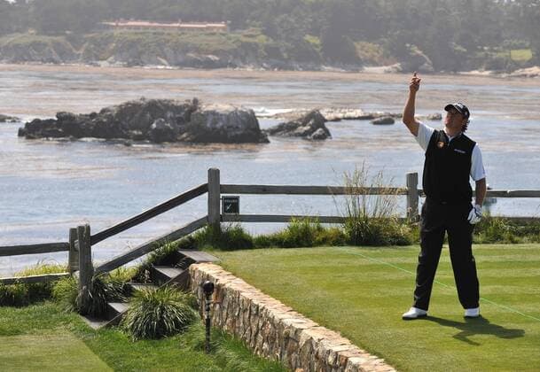 Lee Westwood (England) throws grass in the air as he tests the wind on the 7th tee box during the first round of the U.S. Open in Pebble Beach, California on June 17, 2010.  PBP20100617130 o0 Test testen Wind Windrichtung Windstärke Totale Fluss