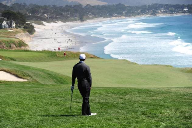 Tiger Woods (USA) watches his hit on the 9th fairway during the first round of the U.S. Open in Pebble Beach, California on June 17, 2010.  PBP20100617124 o0 Golfkurs Kurs Golfplatz Meer Strand