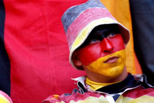 FUSSBALL WM 2010 VORRUNDE Gruppe D 18.06.2010 Deutschland - Ein deutscher Fan der Nationalmannschaft ist nach dem Abpfiff enttäuscht  o0 Zuschauer, Gesichtsbemalung, Bemalung, bemalt, Landesfarben