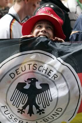 Football - soccer: FIFA World 2010, Public Viewing Hamburg, Germany (GER), Fan of Germany xHOCHxZWEIx xPhilippxSzyzax o0 Logo Objekte Emblem Fussballbund