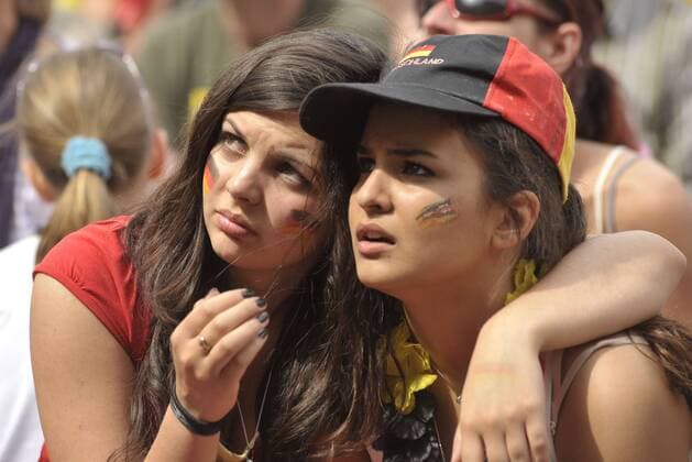 Deutsche Fußballfans verfolgen ein Vorrundenspiel Deutschlands anlässlich der Fußball-Weltmeisterschaft 2010 in der Kulturbrauerei in Berlin-Prenzlauer Berg Fußball WM - Fußballfans in Berlin o0 Frau hoffen bangen pessimistisch