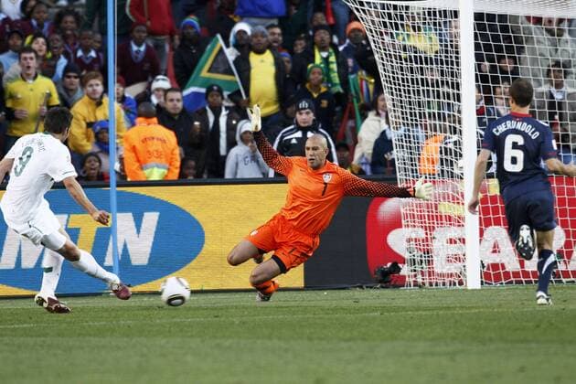 18.06.2010, Fußball-WM 2010, Vorrunde, SLOWENIEN - USA 2-2 Zlatan Ljubijankic (Slowenien, li.) erzielt das Tor zum 2-0. Rechts Torhüter Tim Howard und Steve Cherundolo (beide USA) - 