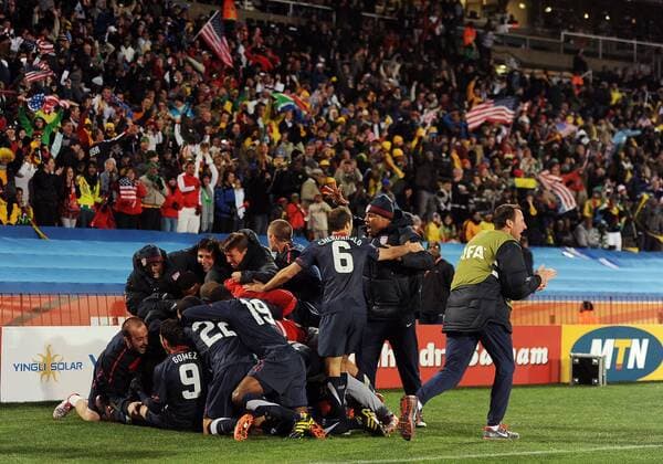 USA celebrates after scoring with team mates during the FIFA World Cup 2010 soccer match between Slovenia and USA at Ellis Park Stadium on June 18, 2010 in Johannesburg - ZUMAgh1 o0 Jubel, Freude, Totale