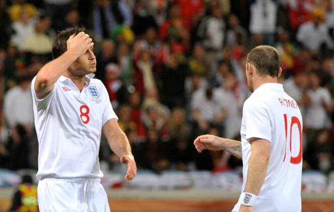 England s Frank Lampard (L) and Wayne Rooney react after the 2010 World Cup Group C match against Algeria in Cape Town  o0 Enttäuschung,