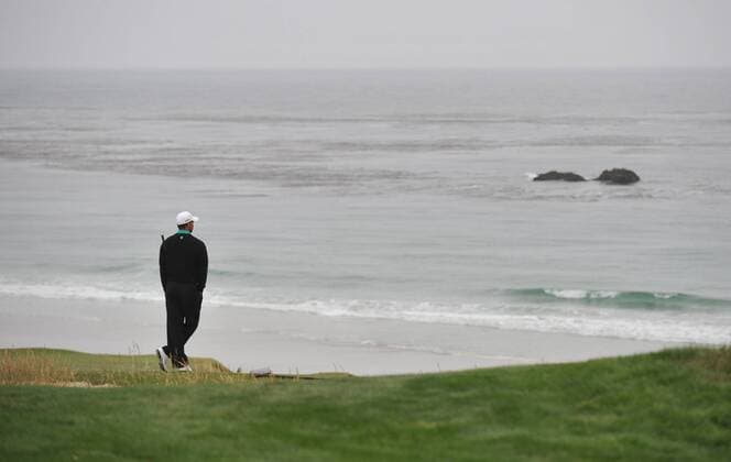 Tiger Woods (USA) gazes at the Pacific Ocean on the 10th hole during the second round of the U.S. Open in Pebble Beach, California on June 18, 2010.  PBP2010061807 o0 Wasser, Meer, Ozean