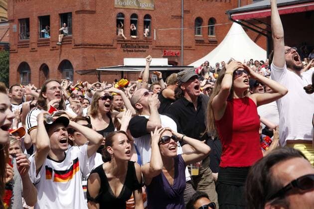 18.06.2010 - Deutsche Fans beim Public Viewing in der Kulturbrauerei in Berlin während der WM 2010