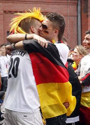 18.06.2010 - Deutsche Fans beim Public Viewing in der Kulturbrauerei in Berlin während der WM 2010