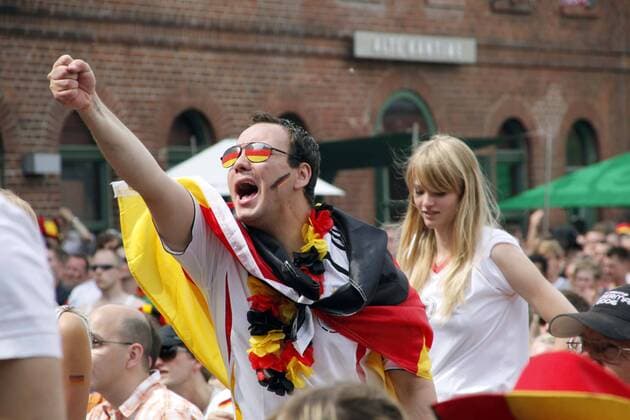 18.06.2010 - Deutsche Fans beim Public Viewing in der Kulturbrauerei in Berlin während der WM 2010