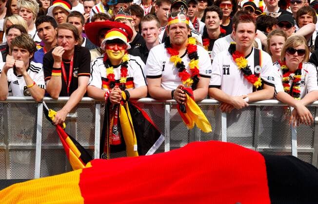Berlin, 18. Juni 2010 - FIFA Fan Fest während der WM 2010 mit Deutschen Fans auf dem Olympischen Platz 