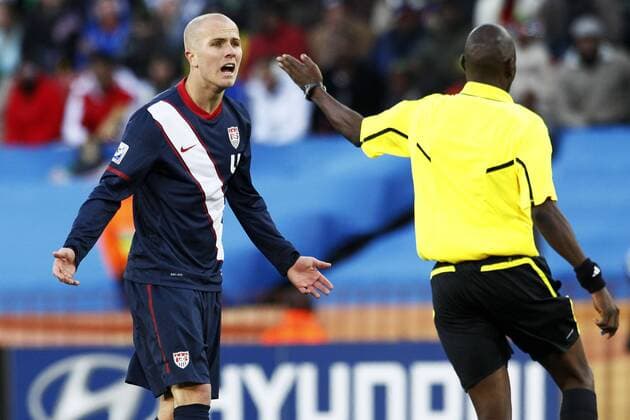 18.06.2010, WM 2010, Vorrunde, SLOWENIEN vs. USA 2:2 - Michael Bradley (li., USA) protestiert bei Schiedsrichter Koman Coulibaly (MLI) -- 