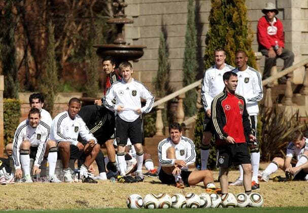 PRETORIA, Training, Velmore Grande Hotel 19.06.2010: Fitnesstrainer Shad Forsythe (vorn re.) mit der deutschen Nationalmannschaft, v.li.: Miroslav Klose, Serdar Tasci (hi.), Dennis Aogo, Fitnesstrainer Masaya Sakihana, Marko Marin, Mario Gomez, Marcell Jansen und Jerome Boateng Masa o0 Trainer