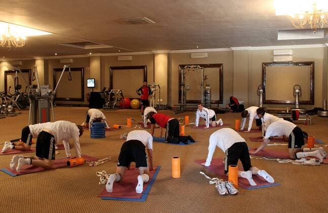 Die Mannschaft, Spieler bei Gymnastikübungen im Fitnessraum, Gymnastikraum, Gym unter Kronleuchtern; Training der deutschen Fussball-Nationalmannschaft am 19.06.2010 am und im Velmore Grand Hotel bei Pretoria Tshwane