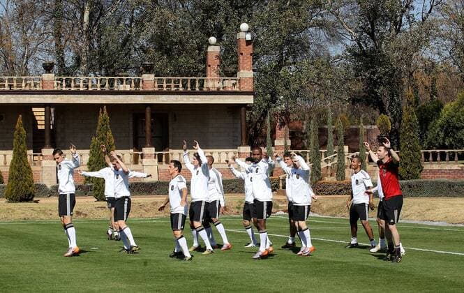 V.li.: Miroslav Klose, Toni Kroos, Piotr Trochowski, Marcell Jansen, Cacau, Mario Gomez, Marko Marin und Dennis Aogo, Spieler bei Gymnastikübungen, Fitnessübungen im Garten, Hotelgarten; Training der deutschen Fussball-Nationalmannschaft am 19.06.2010 am und im Velmore Grand Hotel bei Pretoria Tshwane