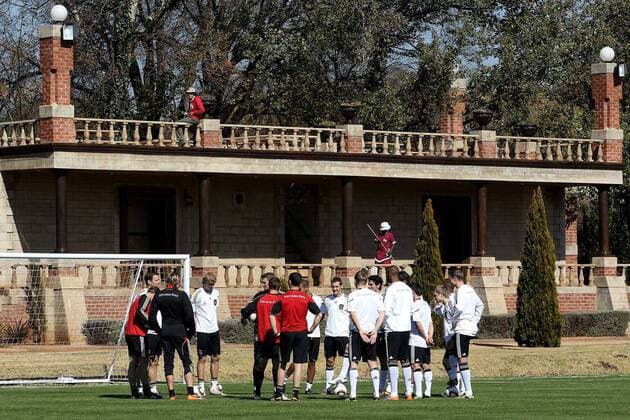Die Mannschaft, Spieler bilden einen Kreis und hören auf die Anweisungen von Co-Trainer und Assistenztrainern; links im Bild Teammanager Oliver BIERHOFF in Spielerdress; Training der deutschen Fussball-Nationalmannschaft am 19.06.2010 am und im Velmore Grand Hotel bei Pretoria o0 Funktionär