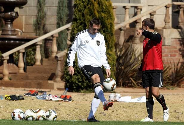 Miroslav KLOSE übt mit dem Ball, Co-Trainer Hans Dieter FLICK (r.) gibt Anweisungen; Training der deutschen Fussball-Nationalmannschaft am 19.06.2010 am und im Velmore Grand Hotel bei Pretoria o0 Hansi