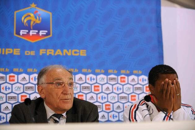 Jean Pierre ESCALETTES (li.), Präsident des französischen Fußballverbandes FFF, und Patrice Evra (beide Frankreich) anlässlich der Pressekonferenz zur Suspendierung Nicolas Anelkas in Knysna - AnthonyxBibardxFEP -  o0 Funktionär, Enttäuschung,
