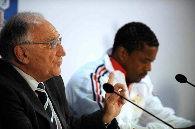Jean Pierre ESCALETTES (li.), Präsident des französischen Fußballverbandes FFF, und Patrice Evra (beide Frankreich) anlässlich der Pressekonferenz zur Suspendierung Nicolas Anelkas in Knysna - AnthonyxBibardxFEP -  o0 Funktionär