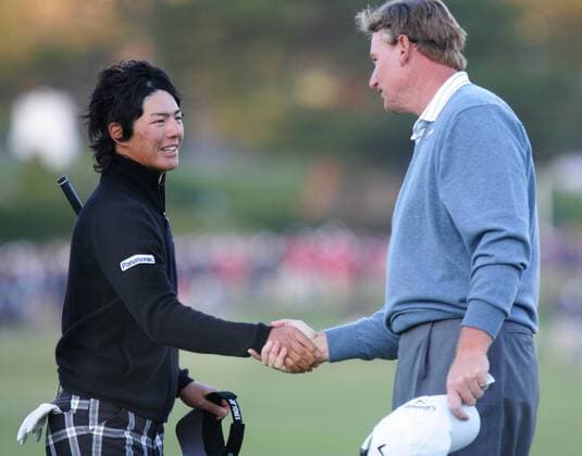 Ryo Ishikawa (L) of Japan shakes hands with Ernie Els of South Africa after playing day three of the U.S. Open in Pebble Beach, California on June 19, 2010.  PBP2010061930